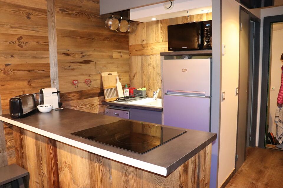 Kitchen with ceramic hob, grill microwave and storage