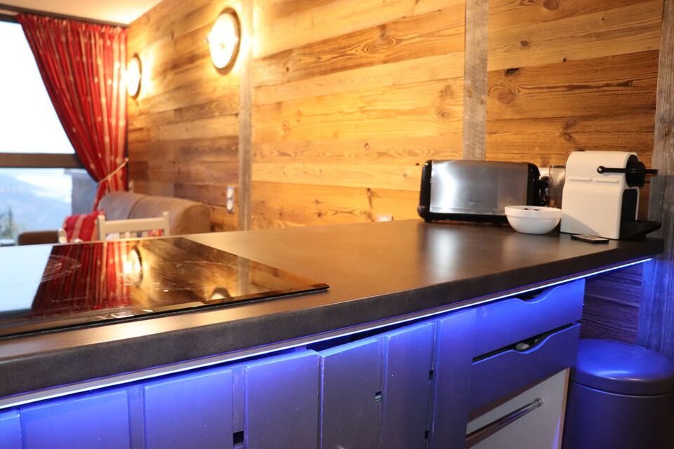 Fitted kitchen open to the living room, wooden worktop