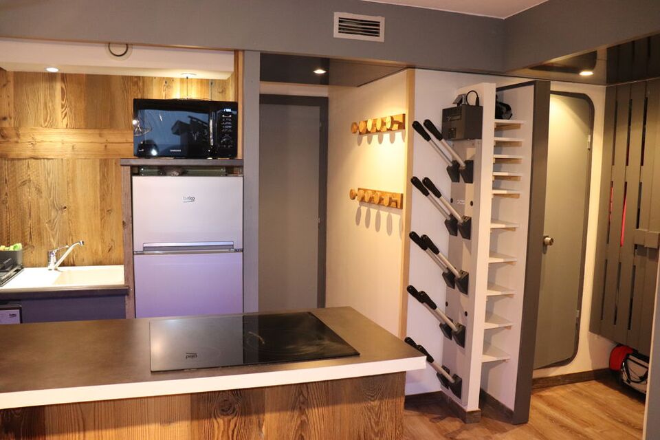 Entrance with boot dryer and large fridge