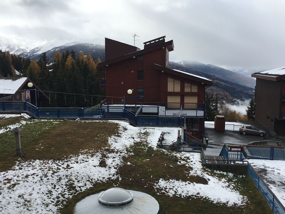 View from the balcony over the residence and the mountains of the Villards village