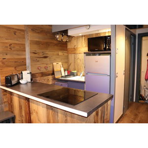 Cuisine &eacute;quip&eacute;e : frigo, micro-ondes, grille-pain, machine &agrave; caf&eacute;