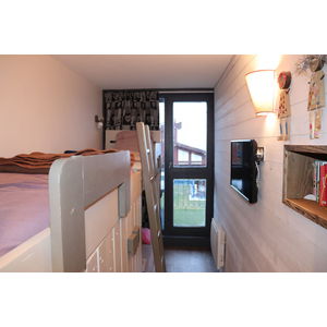 Chambre avec TV LED au mur