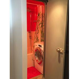 Salle de bains avec machine &agrave; laver-s&eacute;chante, baignoire, WC